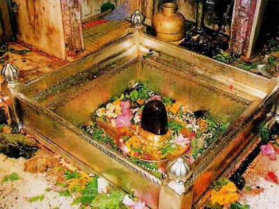 Sacred Vishwanath Jyotirlinga inside Shri Kashi Vishwanath Temple in Varanasi, symbol of Lord Shiva’s divine presence