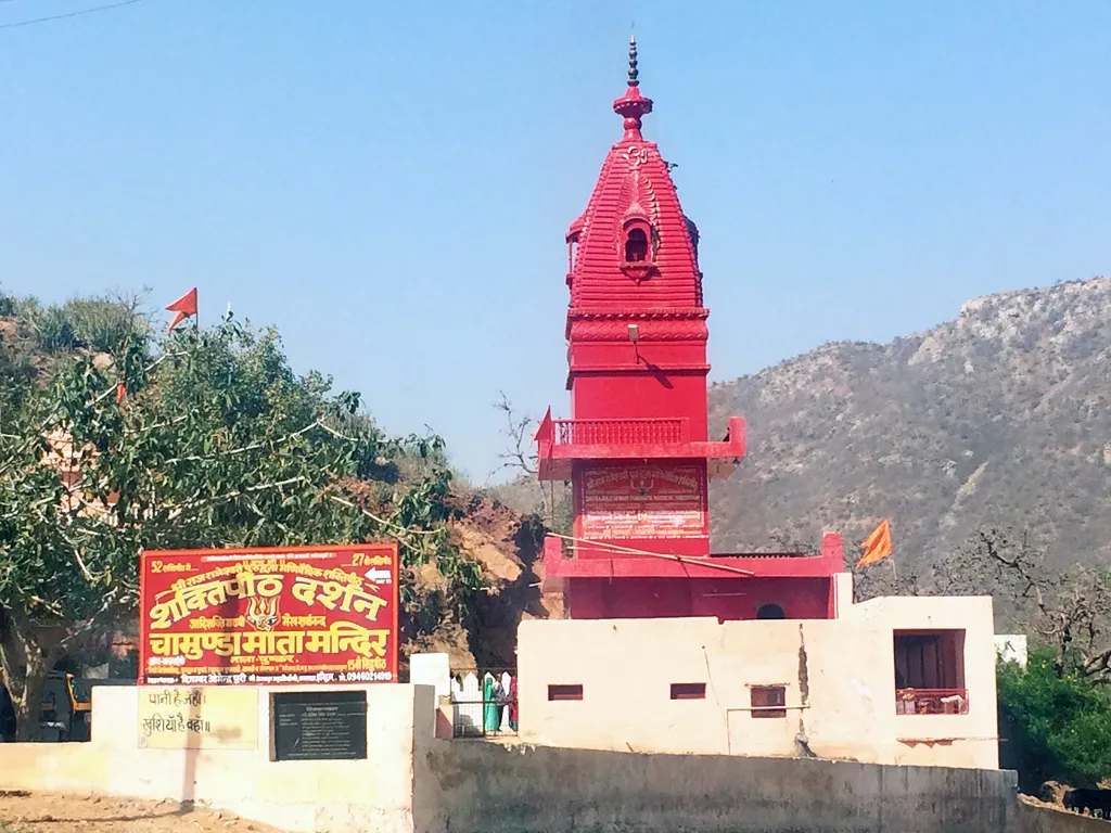 Manibandh Shakti Peeth temple exterior red shrine Pushkar Rajasthan hill background