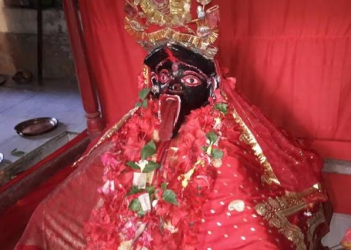 Maa Jeshoreshwari Kali idol adorned with red flowers and traditional ornaments in Jessoreswari Shakti Peeth Bangladesh