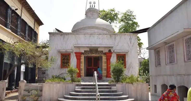 Exterior view of Katyayani Temple Vrindavan with steps leading to sanctum