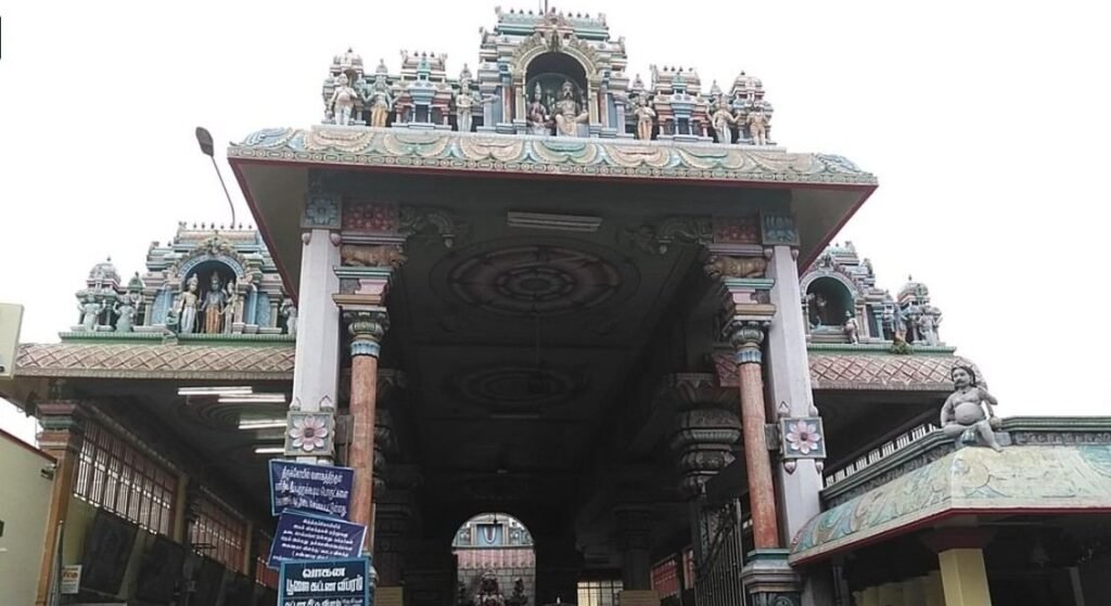 Main entrance of Namakkal Anjaneyar Temple with its beautifully decorated Rajagopuram in Namakkal, Tamil Nadu.